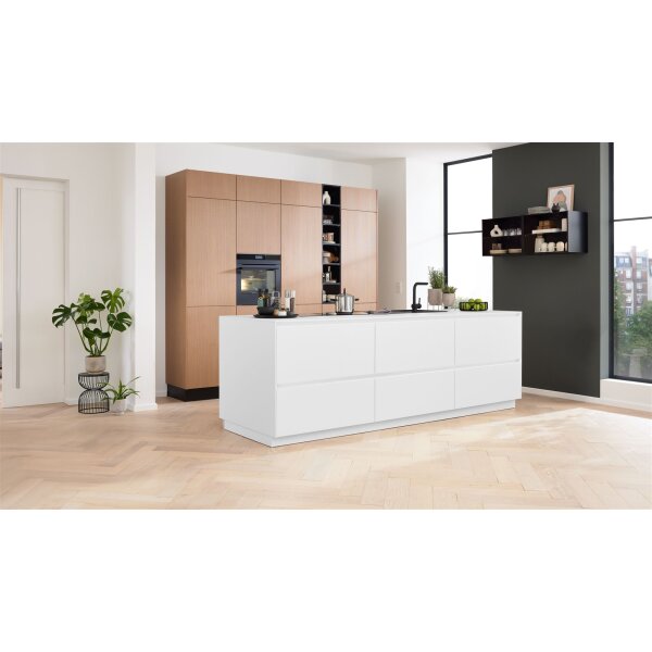 Interliving Küche Serie 3075 mit AEG-Einbaugeräten Stripe Wood Crema & Weiß – zweizeilig