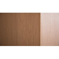 Interliving Küche Serie 3075 mit AEG-Einbaugeräten Stripe Wood Crema & Weiß – zweizeilig