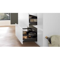 Interliving Küche Serie 3075 mit AEG-Einbaugeräten Stripe Wood Crema & Weiß – zweizeilig