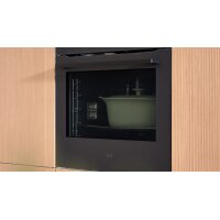 Interliving Küche Serie 3075 mit AEG-Einbaugeräten Stripe Wood Crema & Weiß – zweizeilig