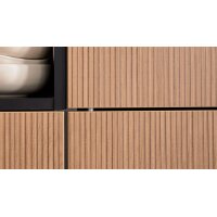 Interliving Küche Serie 3075 mit AEG-Einbaugeräten Stripe Wood Crema & Weiß – zweizeilig