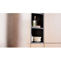 Interliving Küche Serie 3075 mit AEG-Einbaugeräten Stripe Wood Crema & Weiß – zweizeilig