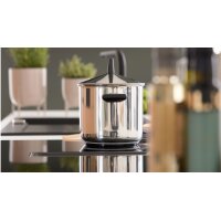 Interliving Küche Serie 3075 mit AEG-Einbaugeräten Stripe Wood Crema & Weiß – zweizeilig