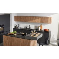 Interliving Küche Serie 3108 mit Miele-Einbaugeräten Mattschwarz & Stripe Wood Choco - dreizeilig