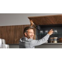 Interliving Küche Serie 3108 mit Miele-Einbaugeräten Mattschwarz & Stripe Wood Choco - dreizeilig