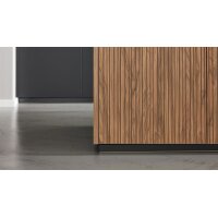 Interliving Küche Serie 3108 mit Miele-Einbaugeräten Mattschwarz & Stripe Wood Choco - dreizeilig
