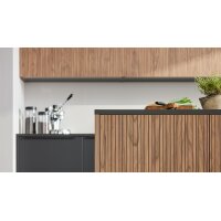 Interliving Küche Serie 3108 mit Miele-Einbaugeräten Mattschwarz & Stripe Wood Choco - dreizeilig