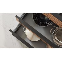 Interliving Küche Serie 3108 mit Miele-Einbaugeräten Mattschwarz & Stripe Wood Choco - dreizeilig