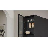 Interliving Küche Serie 3108 mit Miele-Einbaugeräten Mattschwarz & Stripe Wood Choco - dreizeilig