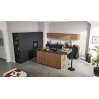 Interliving Küche Serie 3108 mit Miele-Einbaugeräten Mattschwarz & Stripe Wood Choco - dreizeilig