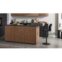 Interliving Küche Serie 3108 mit Miele-Einbaugeräten Mattschwarz & Stripe Wood Choco - dreizeilig