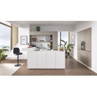 Interliving Küche Serie 3079 mit AEG Einbaugeräten Weiß & Lava - dreizeilig