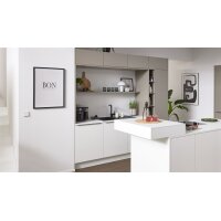 Interliving Küche Serie 3079 mit AEG Einbaugeräten Weiß & Lava - dreizeilig