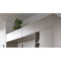 Interliving Küche Serie 3079 mit AEG Einbaugeräten Weiß & Lava - dreizeilig