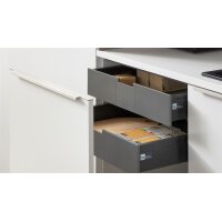 Interliving Küche Serie 3079 mit AEG Einbaugeräten Weiß & Lava - dreizeilig