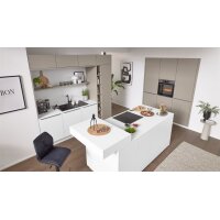 Interliving Küche Serie 3079 mit AEG Einbaugeräten Weiß & Lava - dreizeilig