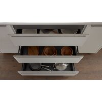 Interliving Küche Serie 3079 mit AEG Einbaugeräten Weiß & Lava - dreizeilig