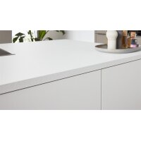 Interliving Küche Serie 3079 mit AEG Einbaugeräten Weiß & Lava - dreizeilig