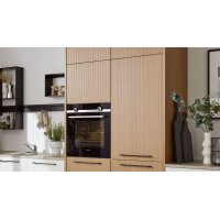 Interliving Küche Serie 3082 mit SIEMENS Einbaugeräten Mattweiß & Stripe Wood Crema - Stellfläche ca. 248 x 463 cm