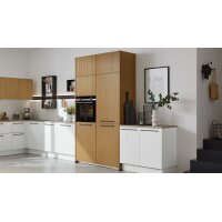Interliving Küche Serie 3082 mit SIEMENS Einbaugeräten Mattweiß & Stripe Wood Crema - Stellfläche ca. 248 x 463 cm