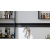 Interliving Küche Serie 3082 mit SIEMENS Einbaugeräten Mattweiß & Stripe Wood Crema - Stellfläche ca. 248 x 463 cm