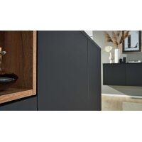 Interliving Küche Serie 3103 mit AEG Einbaugeräten Mattschwarz & Vulkaneiche - dreizeilig