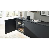Interliving Küche Serie 3103 mit AEG Einbaugeräten Mattschwarz & Vulkaneiche - dreizeilig