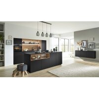 Interliving Küche Serie 3103 mit AEG Einbaugeräten Mattschwarz & Vulkaneiche - dreizeilig