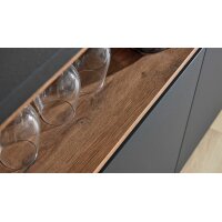 Interliving Küche Serie 3103 mit AEG Einbaugeräten Mattschwarz & Vulkaneiche - dreizeilig