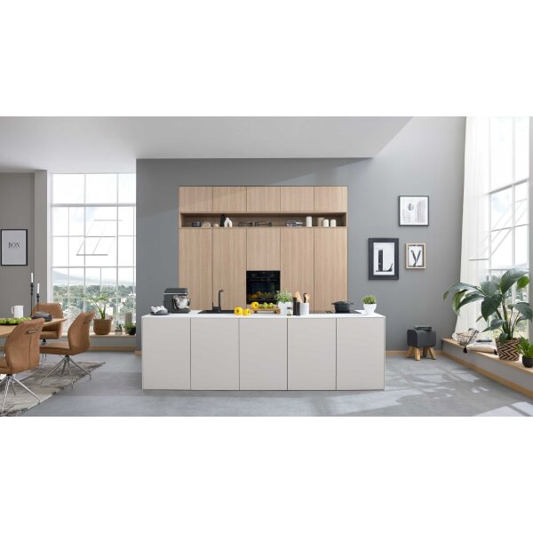Interliving Küche Serie 3085 mit SIEMENS Einbaugeräten Sahara & Natureiche – zweizeilig