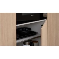 Interliving Küche Serie 3085 mit SIEMENS Einbaugeräten Sahara & Natureiche – zweizeilig