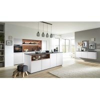 Interliving Küche Serie 3105 mit AEG Einbaugeräten Weiß Softmatt & Vulkaneiche – dreizeilig