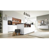 Interliving Küche Serie 3105 mit AEG Einbaugeräten Weiß Softmatt & Vulkaneiche – dreizeilig