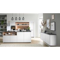 Interliving Küche Serie 3105 mit AEG Einbaugeräten Weiß Softmatt & Vulkaneiche – dreizeilig