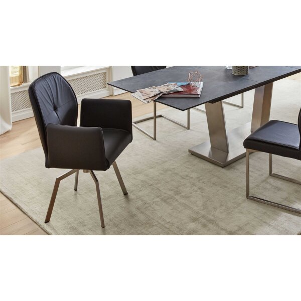 Interliving Esszimmer Serie 5104 – Armlehnstuhl schwarzes Leder Raven & Edelstahlgestell