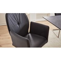 Interliving Esszimmer Serie 5104 – Armlehnstuhl schwarzes Leder Raven & Edelstahlgestell