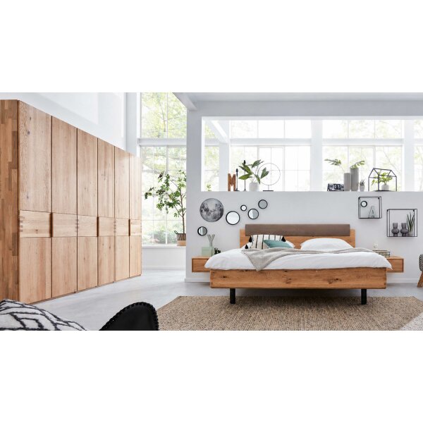 Interliving Schlafzimmer Serie 1015 – Komplettzimmer Wildeiche & Kopfteilpolster – sechstürig, Liegefläche 180 x 200 cm