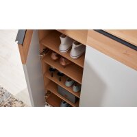 Interliving Garderoben Serie 6005 – Schuhschrank Eiche & lichtgrauer Lack – drei Türen