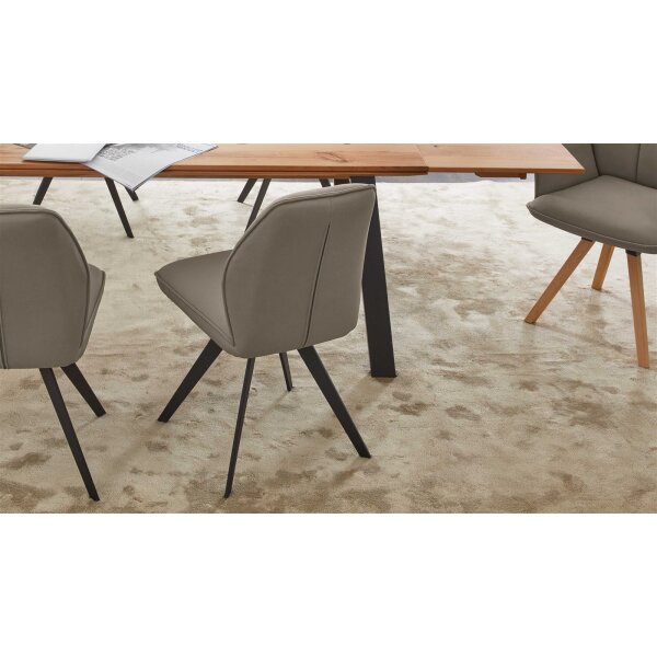 Interliving Esszimmer Serie 5102 – Polsterstuhl mit Drehfunktion sandfarbene Mikrofaser Atlantis 914 & schwarzes Eisen