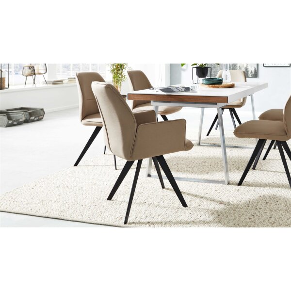 Interliving Esszimmer Serie 5102 – Armlehnstuhl sandfarbene Mikrofaser Atlantis 914 & schwarzes Eisen