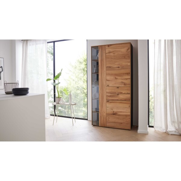Interliving Esszimmer Serie 5604 - Vitrine Eiche rustico - drei Türen, zwei Schubladen