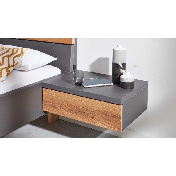 Interliving Schlafzimmer Serie 1025 – Hängekonsole rechts, eine Schublade - Graphit & Balkeneiche gehackt