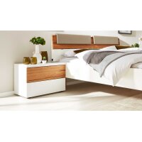 Interliving Schlafzimmer Serie 1025 – Nachtkommode links, zwei Schubladen - Weiß & Balkeneiche gehackt