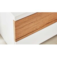 Interliving Schlafzimmer Serie 1025 – Nachtkommode links, zwei Schubladen - Weiß & Balkeneiche gehackt