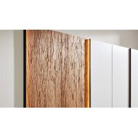 Interliving Schlafzimmer Serie 1025 – Kleiderschrank Weiß & Balkeneiche gehackt - fünf Türen, Breite ca. 249 cm