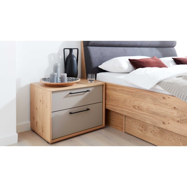 Interliving Schlafzimmer Serie 1023 – Nachtkommode Breite ca. 64 cm - Taupe & Balkeneiche, zwei Schubladen