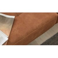 Interliving Sofa Serie 4254 – Ecksofa cognacfarbene Mikrofaser Magnum & schwarze Metallfüße 4.35 – Stellfläche ca. 340 x 195 cm