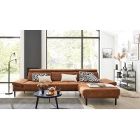 Interliving Sofa Serie 4254 – Ecksofa cognacfarbene Mikrofaser Magnum & schwarze Metallfüße 4.35 – Stellfläche ca. 340 x 195 cm