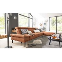 Interliving Sofa Serie 4254 – Ecksofa cognacfarbene Mikrofaser Magnum & schwarze Metallfüße 4.35 – Stellfläche ca. 340 x 195 cm
