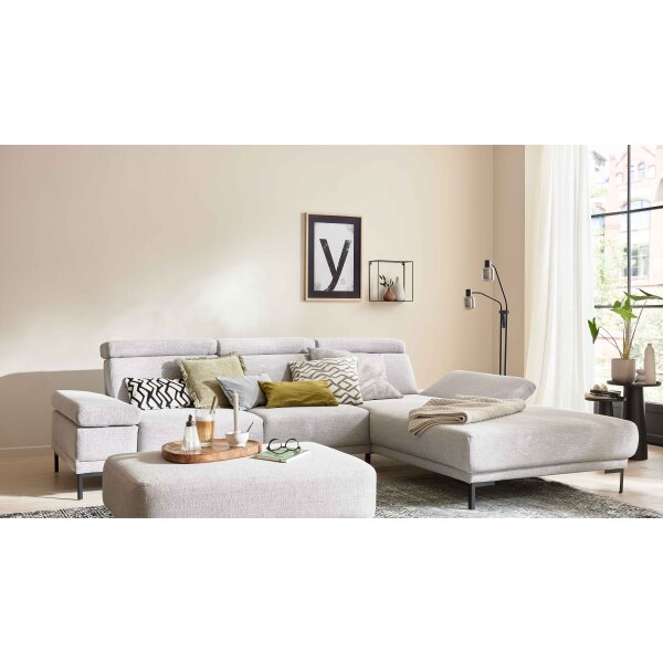 Interliving Sofa Serie 4251 – Ecksofa mit Funktionen platinfarbener Bezug Vaneo 7 & schwarze Metallfüße 4.26 – Stellfläche ca. 300 x 225 cm